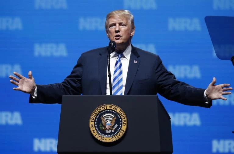 Παγκόσμιοι κραδασμοί από την απόφαση Τραμπ – Αντίποινα από Καναδά και Μεξικό